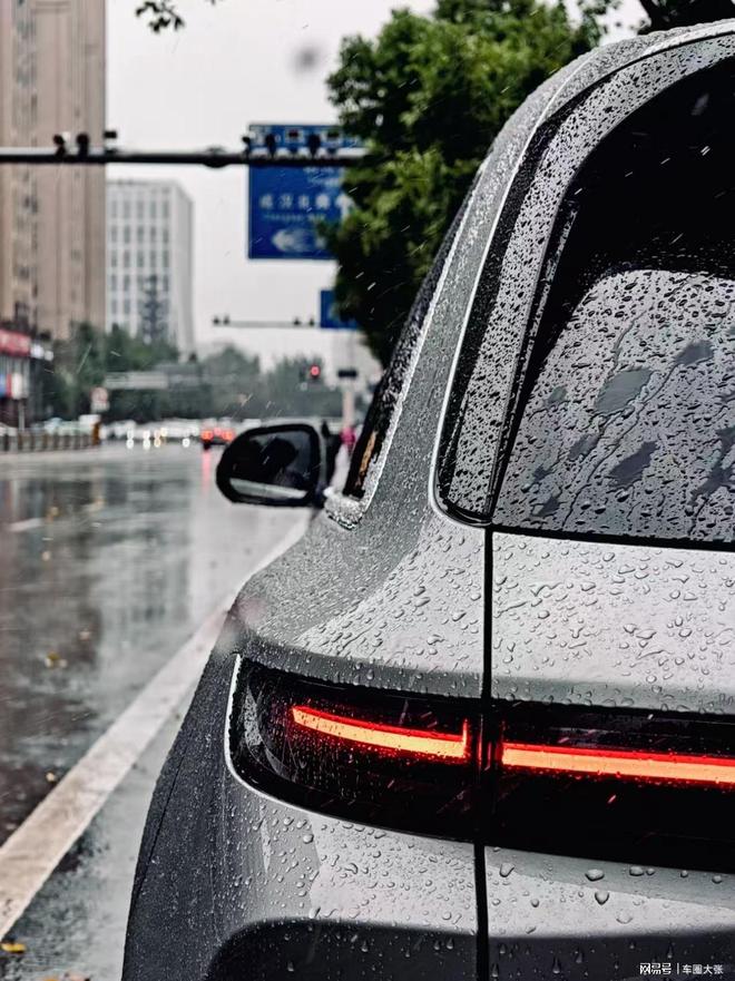 理想L6的雨天氛围感    是灰色车漆和雨滴给的