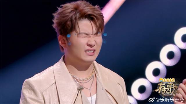 白小白快紧张哭了！谁料一开口就得罪张信哲，现场快笑疯
