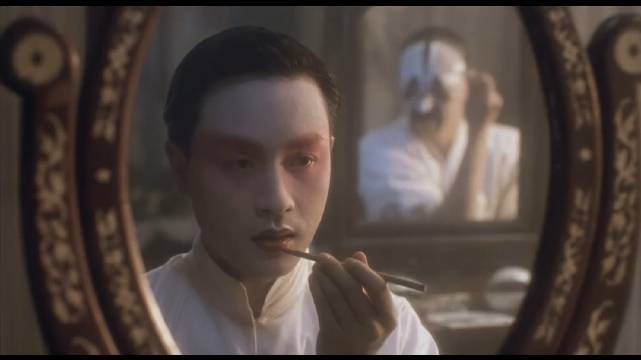 程蝶衣闻花楼事难过，盼与师哥唱戏一生