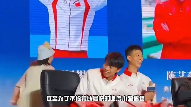 全红婵亲自给嘉宾送水！拒绝抢镜从椅子后小跑离场，善良刻骨子里 ｜全红婵