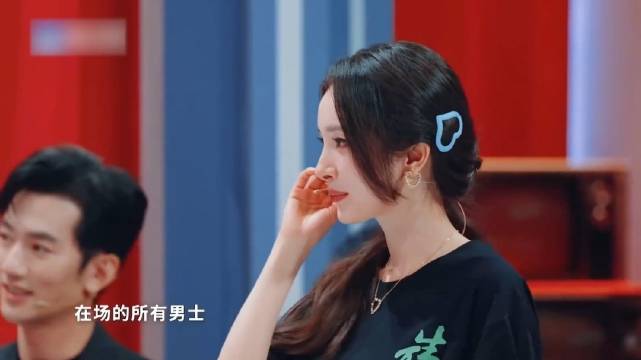 杨幂身材真绝了，穿紧身牛仔裤转圈圈，简直美到心坎里了