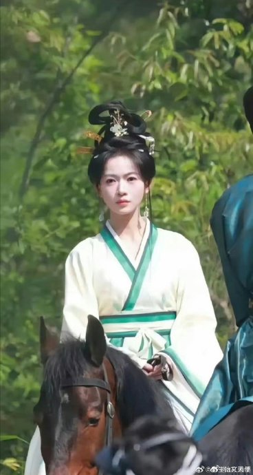 吴谨言产后变胖，为何引发全网审美大讨论？