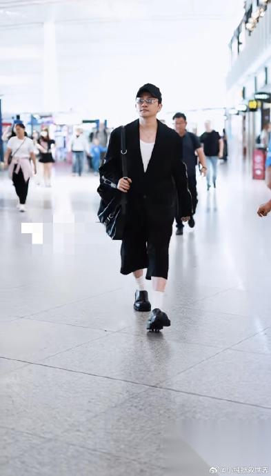 苏有朋巴黎时装周雀斑晒伤妆引发两极评价