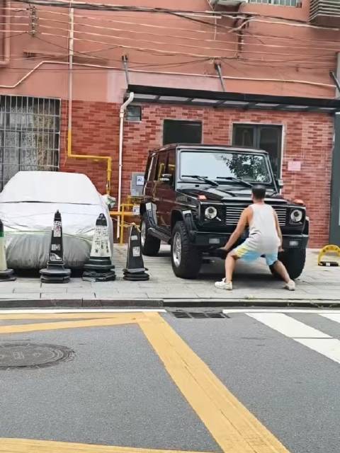 黄永钰徒手硬拉奔驰大G挑战人体力量极限