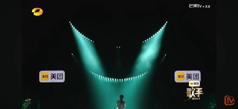 窦靖童头巾造型亮相，演唱田震经典野花
