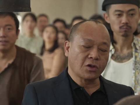 志雄哥带队上门收保护费，不料水饺皇后直接挺身而出硬碰硬！