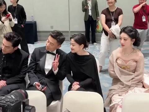 杨紫胡歌梅婷自拍 生命树三人组一起合照，队长“妈妈”和白菊一起合照啦！…
