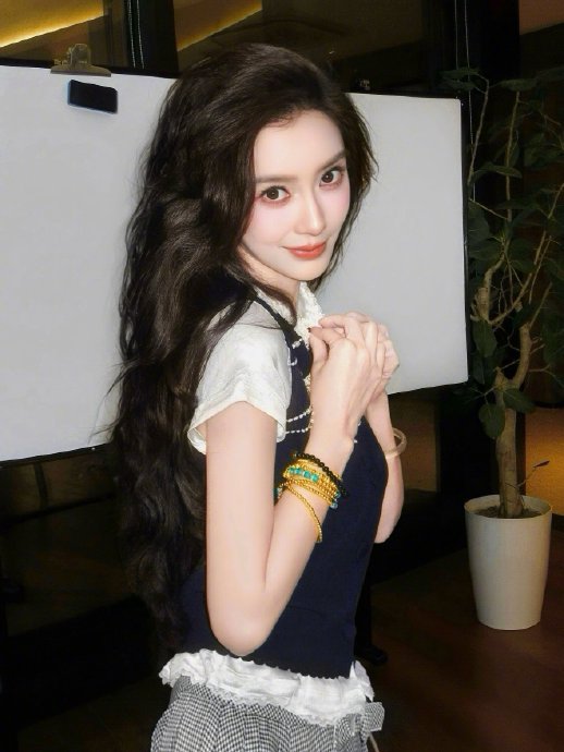 Angelababy千金学院风CCD大片刷屏，全网夸学姐