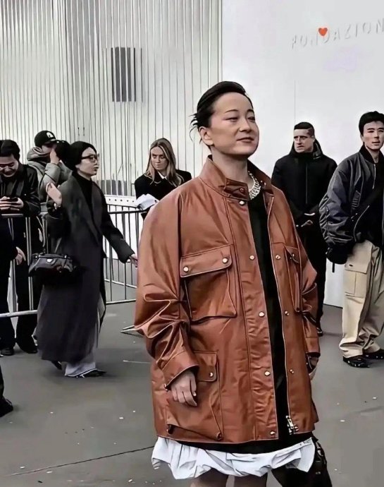 贾玲注销4家公司，彻底转型做导演