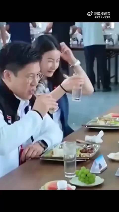看见郭晶晶的吃饭细节，才明白她的素养有多高