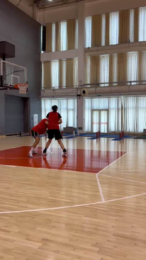 中国女篮重点课题：张子宇与男训练师对抗提升篮下技术
