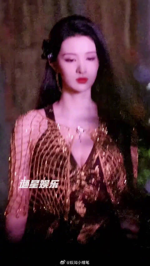 生图比精修还能打，冷白皮 + 高挑身形，随便一段路透都能凭颜值冲上热搜