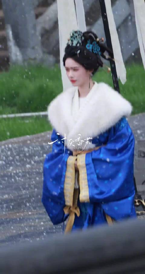 张凌赫林允归鸾红伞对视演绎乱世救赎