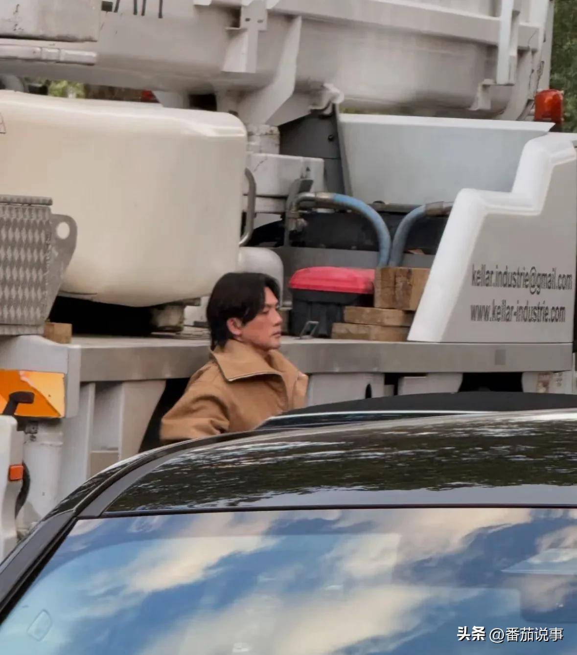 苏有朋彻底放飞，换了个摇滚发型走巴黎街头，路人愣是没认出来