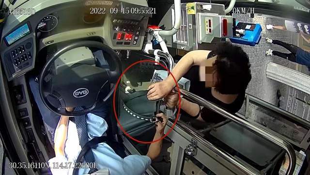79岁的老人坐出租车追公交11站路只为找回遗失的3000元