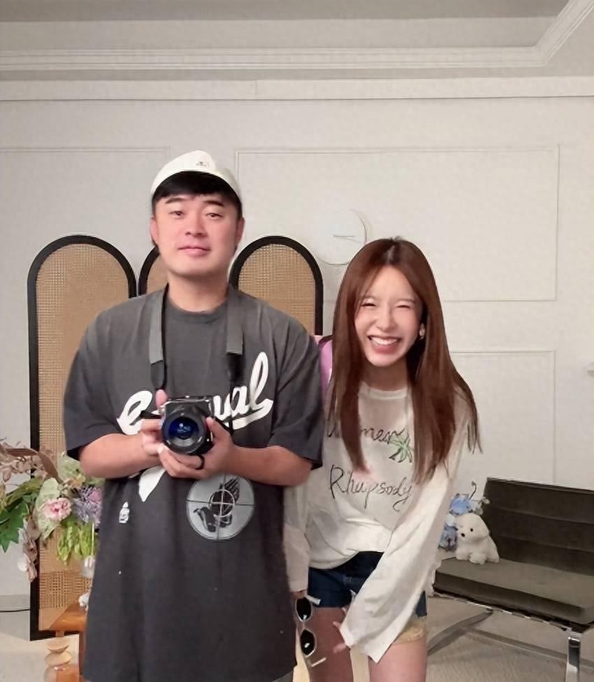 陈赫在迪士尼偶遇,与张子萱手牵手显得温馨
