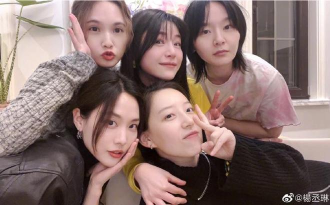 杨丞琳晒好友聚餐照！陈妍希笑容甜美似少女，周笔畅素颜认不出