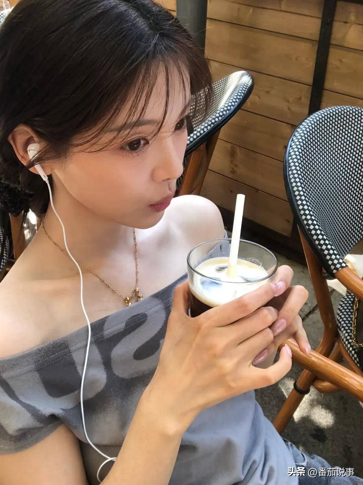 杨超越太可爱！法国度假自化妆发，还在线夸自己手艺好