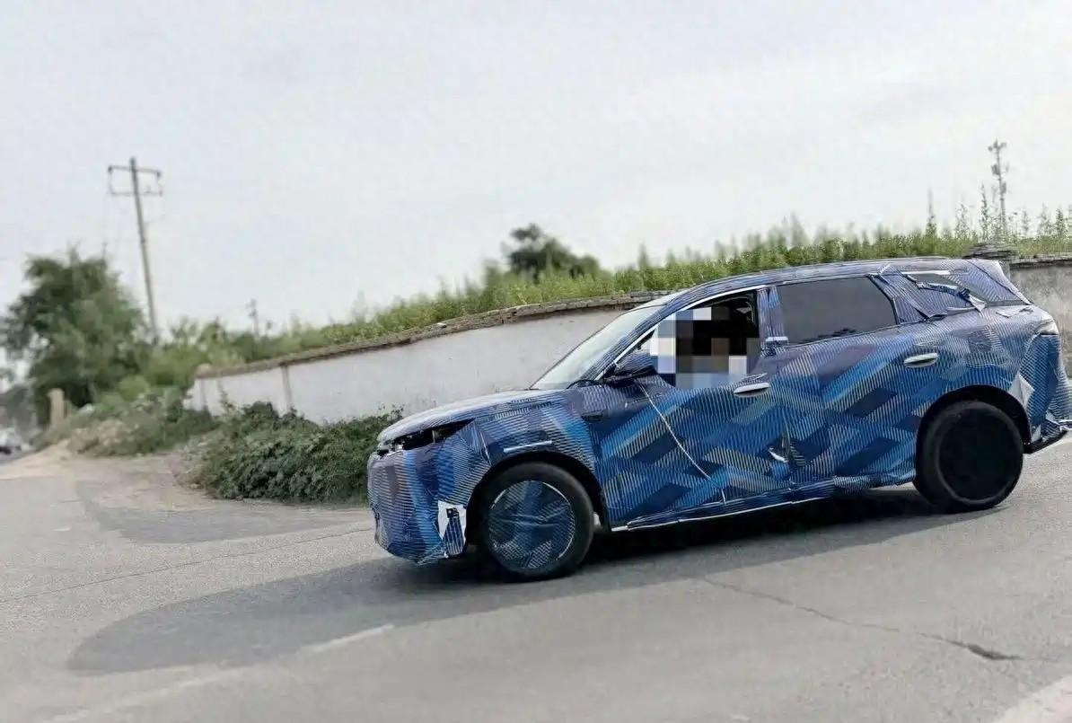 比亚迪唐改款谍照曝光,第五代DM加智驾,与理想L销量差距拉近至1.7万辆?