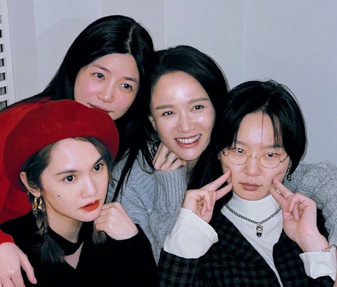 杨丞琳晒合照庆圣诞：与陈乔恩陈妍希周笔畅开心比耶，氛围好欢乐