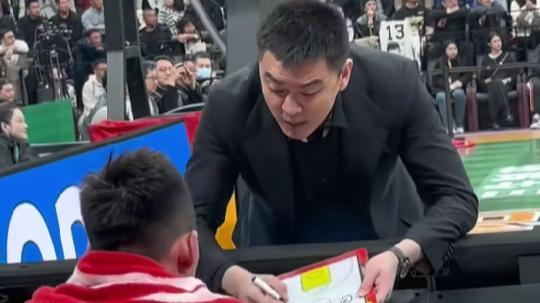 赛后：杨鸣弗格竞相揽责！但下课声此起彼伏，主帅到底有没有责任