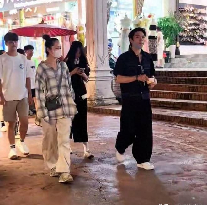 郭碧婷向佐云南逛夜市，郭碧婷打扮朴素身材走样，比向佐显老