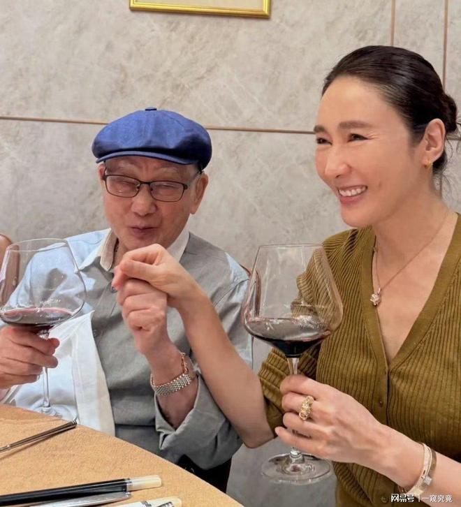 黎姿晒父合照贵气装扮脸显僵硬医美感过重