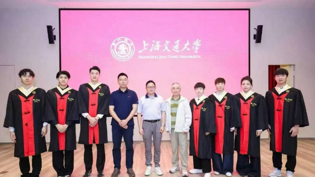 孙颖莎毕业照引关注,马龙闪耀上海人气爆表,许昕幽默聊天逗乐球迷