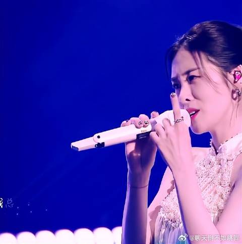 张碧晨希林娜依·高《慢冷》，美女对视谁能顶得住！