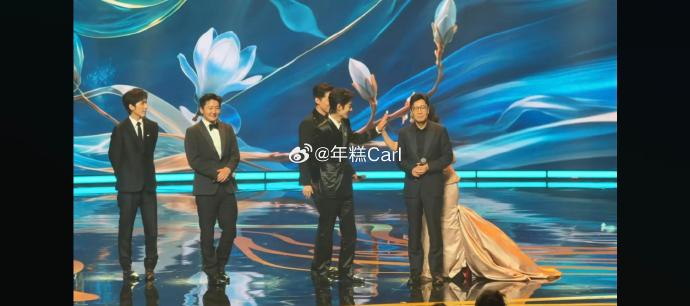 杨紫夺视后，白玉兰同台和胡歌肖战击掌