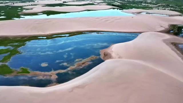 赤峰沙漠湖水同框，王一博歌声伴美景