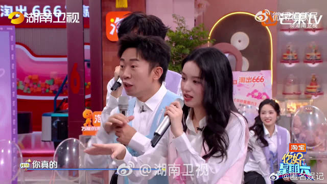 何老师堪称现场最强嗑糖人，坐在前排把宣仪潇闻所有互动细节尽收眼底