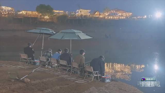 白宇不愧是大哥！周柯宇凳子坏了蹲着钓鱼，白宇去取新凳子给柯宇