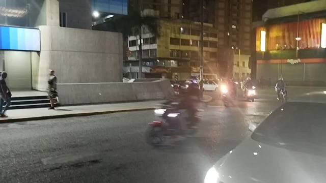 委内瑞拉强震致920人遇难,摩托骑手驰援拉瓜伊拉州