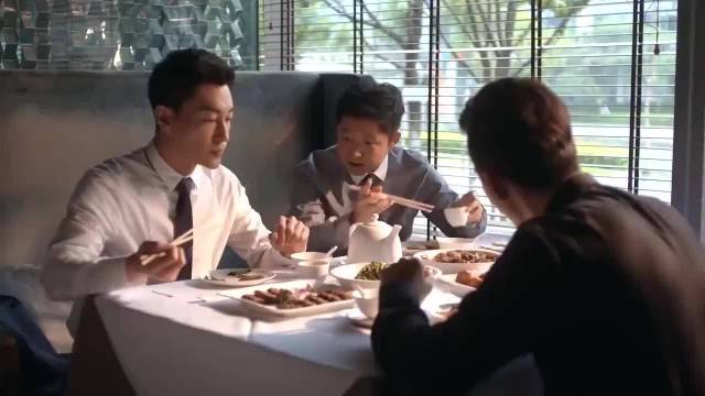 何以笙箫默：律师正和兄弟吃饭，一听前女友被打了，立马不淡定了 唐嫣 钟汉良