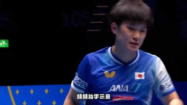 张本智和频繁礼貌道歉！获胜后高举双臂庆祝，父亲也为他高兴鼓掌 ｜张本智和