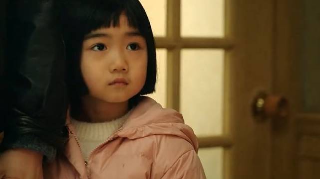 童年不幸的小女孩，遇到爱她一生的养父母