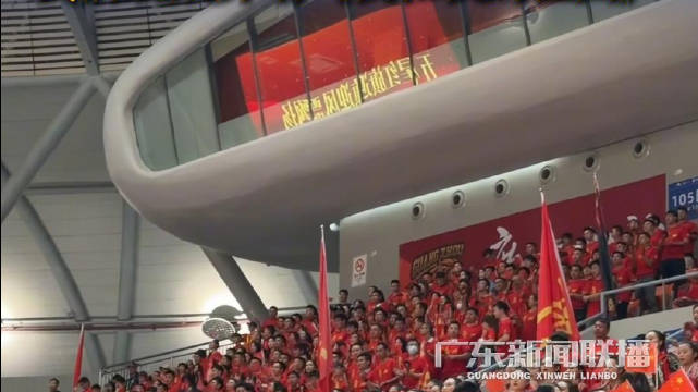 气氛超燃！ 粤BA八强赛广州vs潮州 赛前观众齐唱《我和我的祖国》