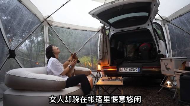 女人驾车来到森林中，遇到暴雨天气，搭建房车露营地