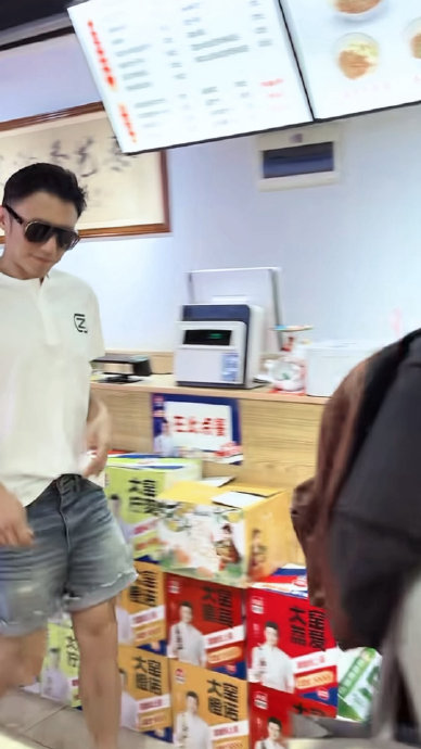 演唱会前谢霆锋西安老馆埋头炫油泼面