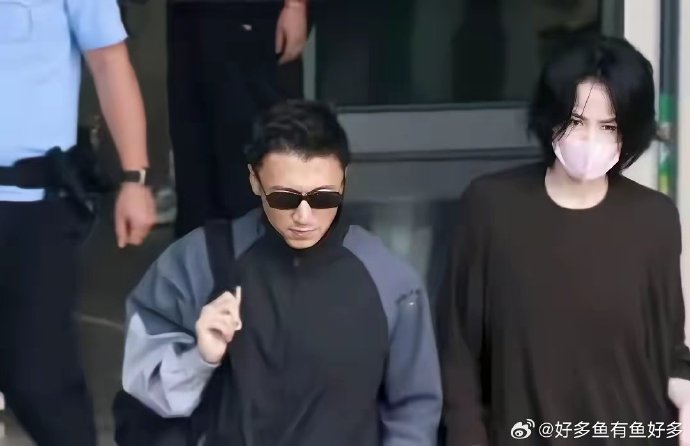 陪谢霆锋西安开唱，王菲古城墙散步太随性