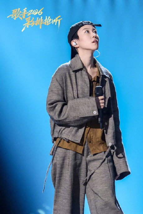 窦靖童《歌手2026》翻唱《野花》引两极评价