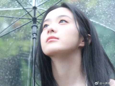 周柯宇公主抱包上恩十指紧扣，甜蜜互动引热议