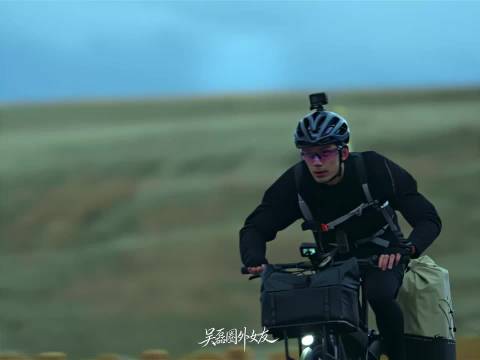 吴磊新疆骑行穿越旷野公路，阳光少年热血焊进风中