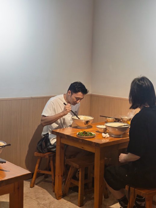 西安网友现在去那家面馆能偶遇谢霆锋吗？