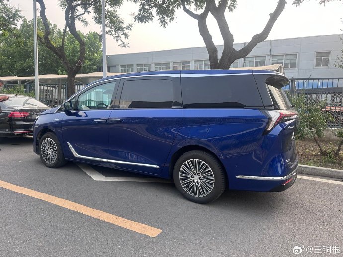 别克GL8和腾势D9哪个性价比更高？