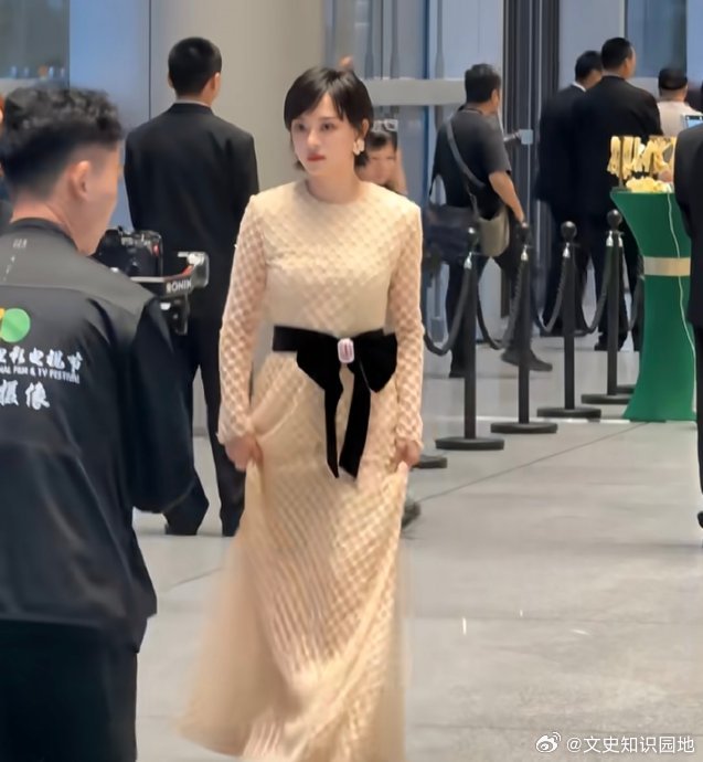 孙俪穿牛仔裤被误认穿塑形裤，这状态太绝了！