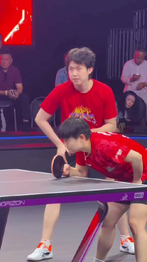 莎头组合友谊赛换边引关注，中美选手轻松互动