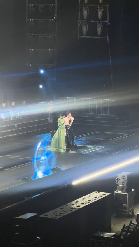 孙楠十五年后再开北京演唱会，与雷佳合唱《人世间》