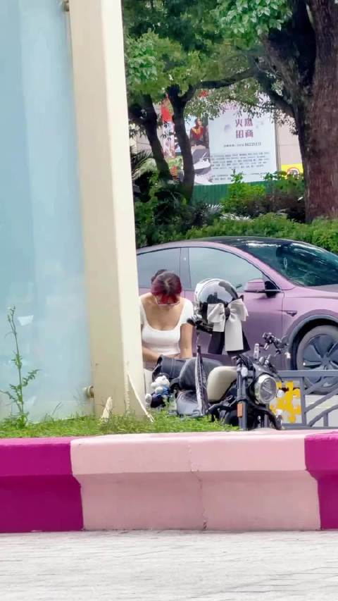 看完回答问题，女骑的摩托什么颜色的？